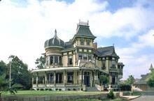 викторианский особняк с луковичной башней в неорусском стиле